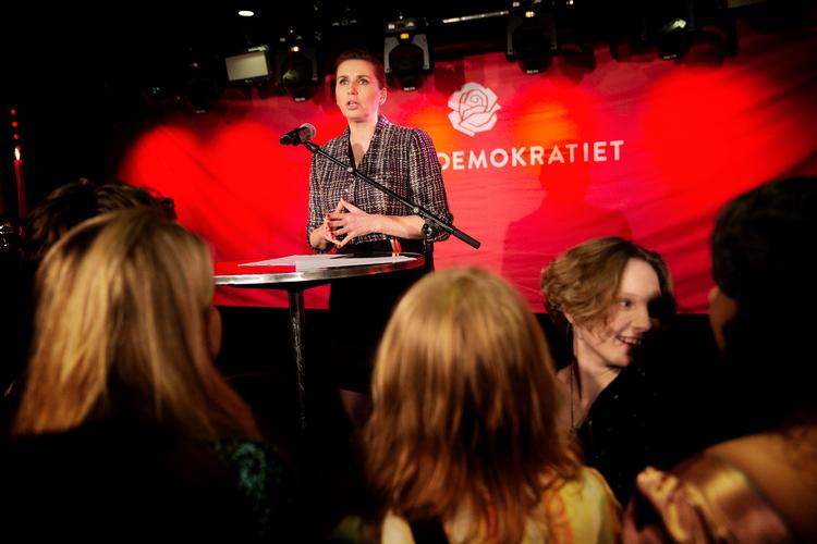 Sådan så det ud, da statsminister Mette Frederiksen i 2021 holdt tale efter et dårligt kommunalvalg oven på minksagen. Nu venter et nyt valg, hvor SF øjner medvind på venstrefløjen. Foto: Martin Lehmann