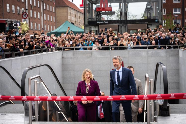 Kong Frederik indvidede forlængelsen af M4-linjen sammen med blandt andre Københavns overborgmester Sophie Hæstorp Andersen (S). Foto: Emil Nicolai Helms/Ritzau Scanpix