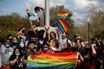 Kulturkampen raser i USA. I 2022 indførte den republikansk ledede delstat Florida en lov, der kaldes 'Don't say gay', en lov, der forbyder diskussioner om seksuel orientering og kønsidentitet i klasselokalet. Her demonstrerer gymnasieelever mod loven.  Arkivfoto: Octavio Jones