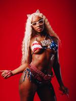Sexyy Red bruger patriotismen som æstetik, og det amerikanske flag blafrer ofte bag hende til koncerter, ligesom det pryder hendes bikini. Foto: PR