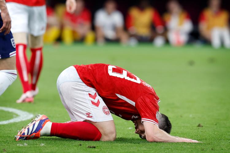 Måske leder Pierre-Emile Højbjerg efter en af de berømte små marginaler. Der bliver brug for dem i aften.   Foto: Jens Dresling