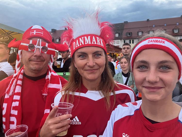 Familien Døssing ser fodbold på storskærm i Freudenstadt. Tyskland og Schweiz spiller 1-1 i en kamp om førstepladsen i gruppe A. 
