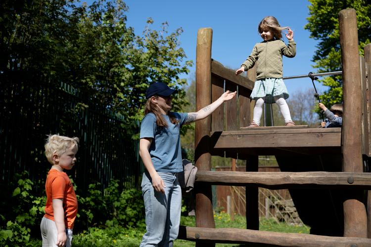 Berørte forældre til børn i udflytterbørnehaven Vindsuset stod i kø for at fortælle om, hvor fantastisk den lukningstruede institution er, da Politiken besøgte børnehaven i maj.  Foto: Thomas Borberg