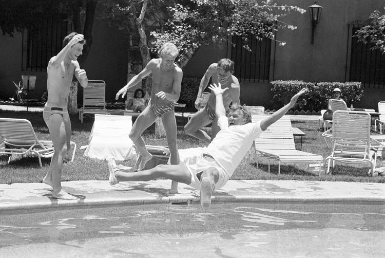 Under VM-slutrunden i Mexico i 1986 røg Ekstra Bladets journalist Vagn Nielsen en tur i poolen på spillernes hotel i Querétaro. Trods alt i bedste forståelse med Michael Laudrup, Morten Olsen og Preben Elkjær. Det gav jo et sjovt billede. Foto: Morten Langkilde