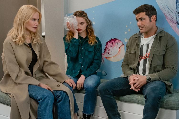 Der er tømmermænd i 'A Family Affair', efter at Joey King i midten har opdaget, at hendes mor (Nicole Kidman) elsker hendes filmstjernechef (Zac Efron). Foto: Netflix/Netflix / A Family Affair