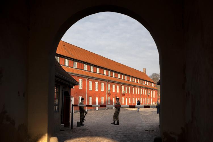 Forsvarets Efterretningstjeneste holder til i de fredede og flotte bygninger på kastellet i København. Mindre godt ser det ud på lønkontoret. Arkivfoto Foto: Tilde Døssing Tornbjerg