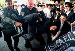  Politiet fjerner en ultraortodoks aktivist i Jerusalem under en demonstration imod Israels højesteret, som kræver, at ortodokse og verdslige skal aftjene værnepligt på lige fod.
 Foto: Jack Guez/Ritzau Scanpix