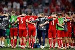 Traditionen tro stillede stab og spillere sig tæt sammen på banen efter kampen. Lørdag gælder det Tyskland. Foto: Jens Dresling