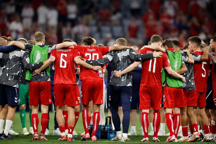 Traditionen tro stillede stab og spillere sig tæt sammen på banen efter kampen. Lørdag gælder det Tyskland. Foto: Jens Dresling