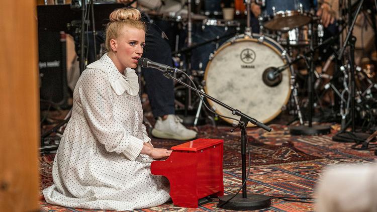 Musikeren Katinka Bjerregaard er en af de kvinder, der i DR's  dokumentar stod frem og fortalte om grænseoverskridende kommentarer på optagelserne til 'Toppen af Poppen'.  