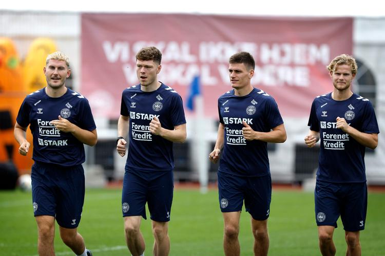 Jonas Wind, Andreas Skov Olsen, Joakim Mæhle og Morten Hjulmand joggede nogle runder på græstæppet, der så helt fint ud. Foto: Jens Dresling