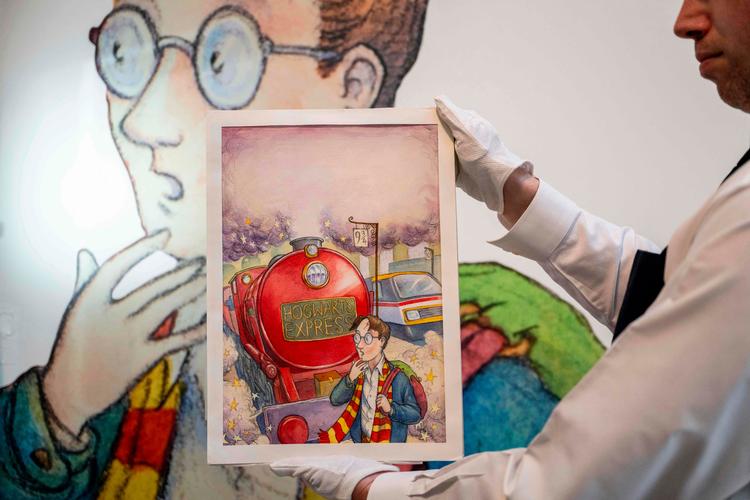 An art handler holds Thomas Taylor's original cover art for J.K. Rowling's "Harry Potter and the Philosopher's Stone" at Sotheby's in New York on June 25, 2024. The item is the most valuable Harry Potter material ever offered at an auction and is estimated to be auctioned between $400, 00-600, 000 during the Fine Books &amp; Manuscripts Auction in June. (Photo by ANGELA WEISS / AFP) Foto: Angela Weiss/Ritzau Scanpix