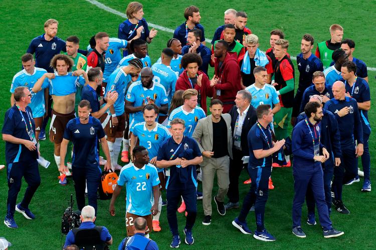 De belgiske spillere blev mødt af højlydt pibekoncert af deres egne fans, selv om holdet er videre fra gruppespillet ved EM. Foto: Lluis Gene/Ritzau Scanpix