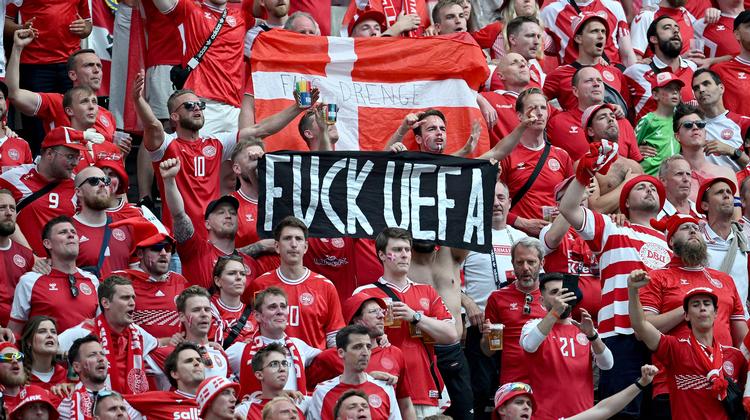 Uefa’s kommissærer opdagede dette banner under kampen mod England og udstedte en bøde på 75.000 kr. til DBU. Foto: Imago/markus Ulmer/Ritzau Scanpix