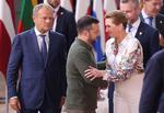 Statsminister Mette Frederiksen (S) hilser på Ukraines præsident, Volodymyr Zelenskyj, forud for topmødet i Bruxelles. Til venstre ses Polens ministerpræsident, Donald Tusk. Foto: Johanna Geron/Ritzau Scanpix