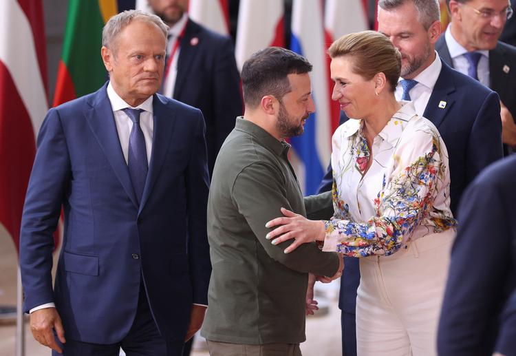 Statsminister Mette Frederiksen (S) hilser på Ukraines præsident, Volodymyr Zelenskyj, forud for topmødet i Bruxelles. Til venstre ses Polens ministerpræsident, Donald Tusk. Foto: Johanna Geron/Ritzau Scanpix