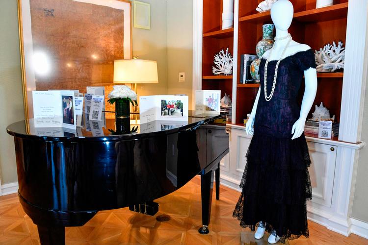 Princess Diana's 1987 Victor Edelstein magenta silk and lace evening dress is displayed during Julien's Auctions' press preview of "Princess Diana's Elegance &amp; a Royal Collection", ahead of an exclusive private showing at the Peninsula Beverly Hills, Beverly Hills, California, June 25, 2024. (Photo by VALERIE MACON / AFP) Foto: Valerie Macon/Ritzau Scanpix