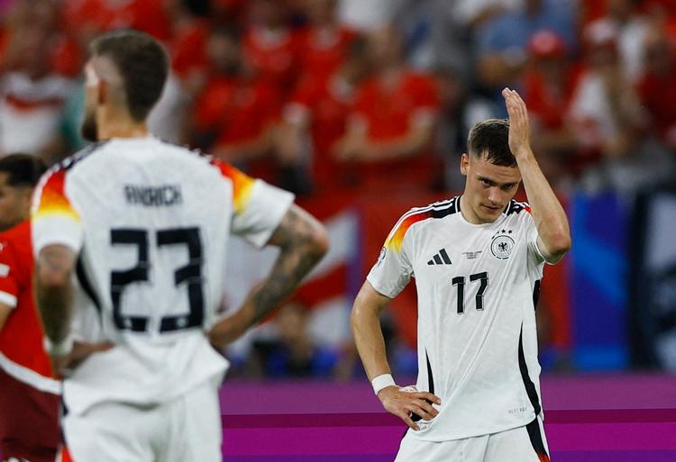 Fysisk stærke forsvarsspillere fra Skotland, Ungarn og Schweiz fik lagt en dæmper på Florian Wirtz' udfoldelser i gruppespillet, hvor han dog scorede en enkelt gang.  Foto: Thilo Schmuelgen/Ritzau Scanpix