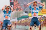 Romain Bardet og Frank Van Den Broek kunne ikke tro, hvad de formåede at levere på Tourens første etape Foto: Thomas Samson/Ritzau Scanpix