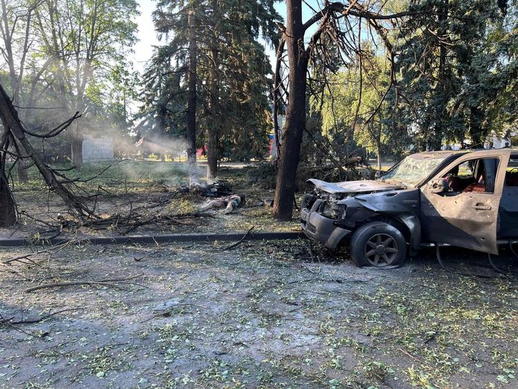 Lørdagens dødelige missilangreb ramte landsbyen Vilnjansk, der ligger uden for den større by Zaporizjzja. Foto: Volodymyr Zelenskiy Via Telegram/Ritzau Scanpix