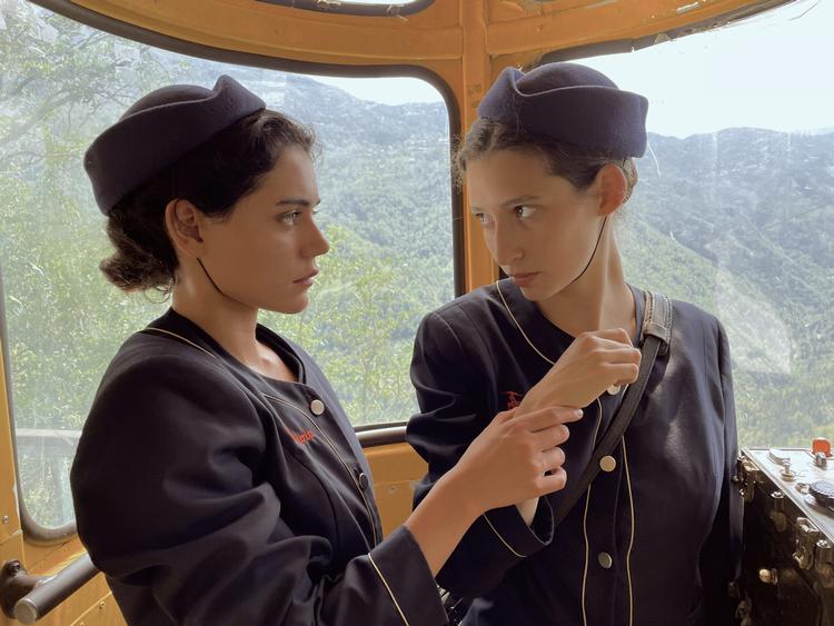 Et enkelt 'o.k!' er den eneste replik i 'Gondola', men meget sigende blikke og talende tavshed er der nok af mellem Nino og Iva. Foto: Reel Pictures