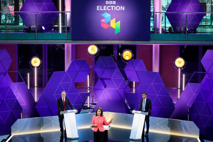 Spidskandidat og formand for Labour-partiet, Keir Starmer, og den siddende premierminister og formand for Det Konservative Parti, Rishi Sunak, debatterede 26. juni på BBC forud for valget 4. juli.  Foto: Phil Noble/Ritzau Scanpix