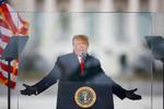 Daværende amerikansk præsident, Donald Trump, på talerstolen efter Joe Bidens valgsejr i 2020.
Ved talen  opfordrer Trump sine tilhængere til at storme Kongressen.  Foto: Jim Bourg/Ritzau Scanpix