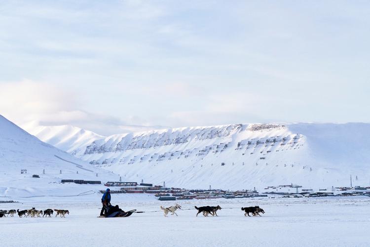 Longyearbyen er hovedbyen på Svalbard. Russiske borgere dominerer byen Barentsburg.  Foto: Morten Langkilde/Morten Langkilde