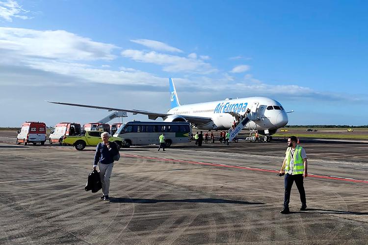 Ambulancerne holdt klar, da Air Europas fly landede i Brasilien med de mange tilskadekomne. Foto: Claudio Fernandez Arbes/Ritzau Scanpix