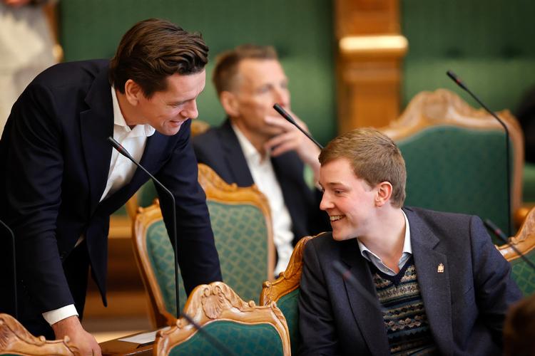 Udlændinge- og integrationsminister Kaare Dybvad Bek (S) og Dansk Folkepartis Mikkel Bjørn (th.) i samtale i folketingssalen.   Foto: Jens Dresling