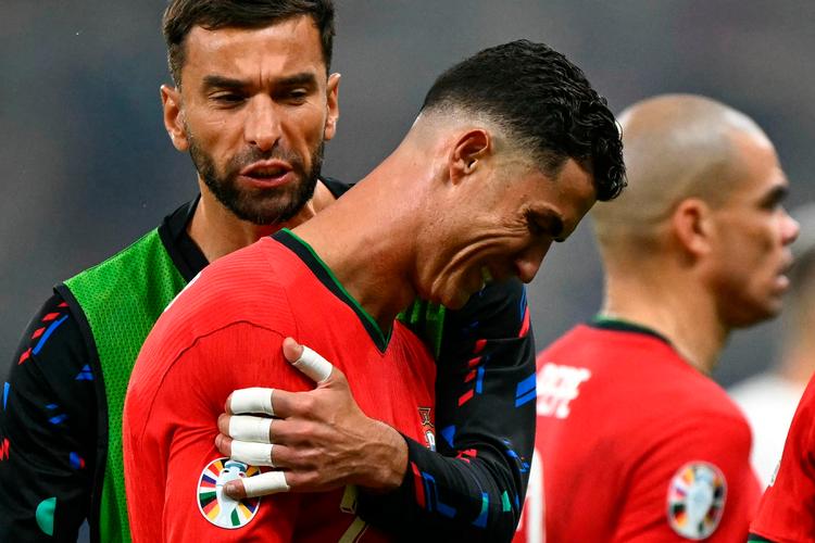 Cristiano Ronaldo sagde efter kampen, at han ramte »bunden«, da hans hold »havde allermest brug for ham«. Det fik ham til at bryde sammen igen foran den fremmødte presse.  Foto: Patricia De Melo Moreira/Ritzau Scanpix