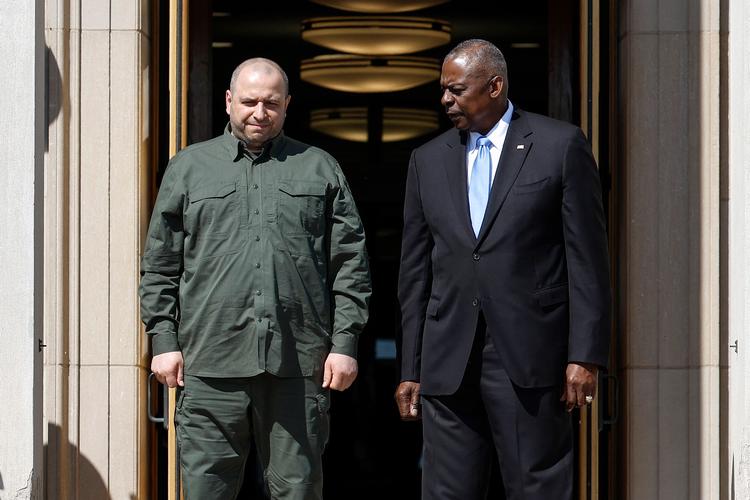 Ukraines forsvarsminister Umerov har været på besøg i USA, hvor han blandt andet mødtes med sin amerikanske kollega, Lloyd Austin. Foto: Kevin Dietsch/Ritzau Scanpix