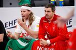 Mikkel Hansen har til de seneste slutrunder siddet mere på bænken. Her ses han under en kamp til EM i Tyskland tidligere i år sammen med Rasmus Lauge.   Foto: Jens Dresling