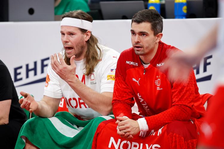 Mikkel Hansen har til de seneste slutrunder siddet mere på bænken. Her ses han under en kamp til EM i Tyskland tidligere i år sammen med Rasmus Lauge.   Foto: Jens Dresling