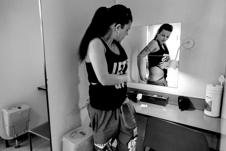 33-årige Julie Christensen får lægeordineret heroin to gange dagligt på klinikken Valmuen i Københavns Nordvestkvarter. Hun er stor tilhænger af en afkriminalisering af hårde stoffer til eget brug, men imod en egentlig legalisering.  Foto: Jacob Ehrbahn