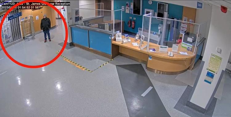 MF blev fanget af overvågningskameraer, da han rekognoscerede på sygehuset inden det terrorangreb, han endte med at opgive takket være en forstående patients snak. Foto: Cps/pa Wire/Ritzau Scanpix