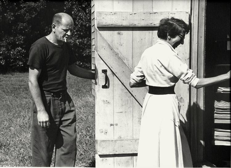 Jackson Pollock og Lee Krasner i 1953 ved indgangen til laden. Hans rutine var at vågne sent, få serveret morgenmad ved frokosttid, at forsøge at male for så at drikke med de lokale i East Hampton. Tre år senere døde han i en trafikulykke.  Foto: Tony Vaccaro/Ritzau Scanpix