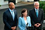Guvernørerne fra Maryland, Wes Moore (tv) og fra Minnesota, Tim Walz (th), lytter, mens New Yorks guvernør, Kathy Hochul, taler med pressen efter mødet med præsidenten. Foto: Jim Watson/Ritzau Scanpix