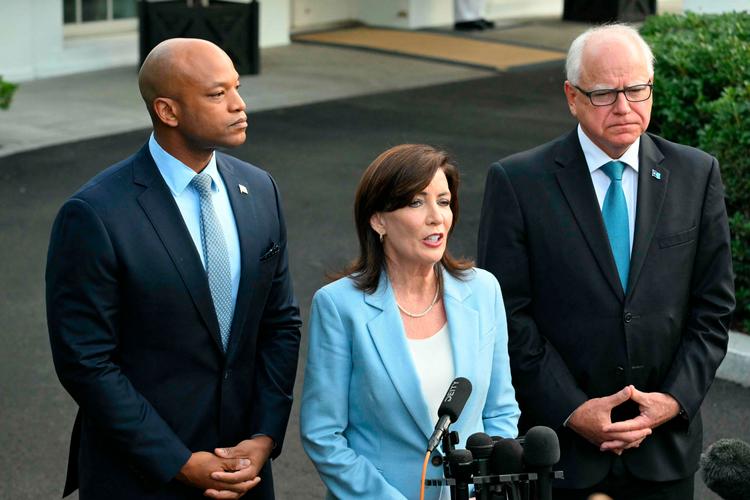 Guvernørerne fra Maryland, Wes Moore (tv) og fra Minnesota, Tim Walz (th), lytter, mens New Yorks guvernør, Kathy Hochul, taler med pressen efter mødet med præsidenten. Foto: Jim Watson/Ritzau Scanpix