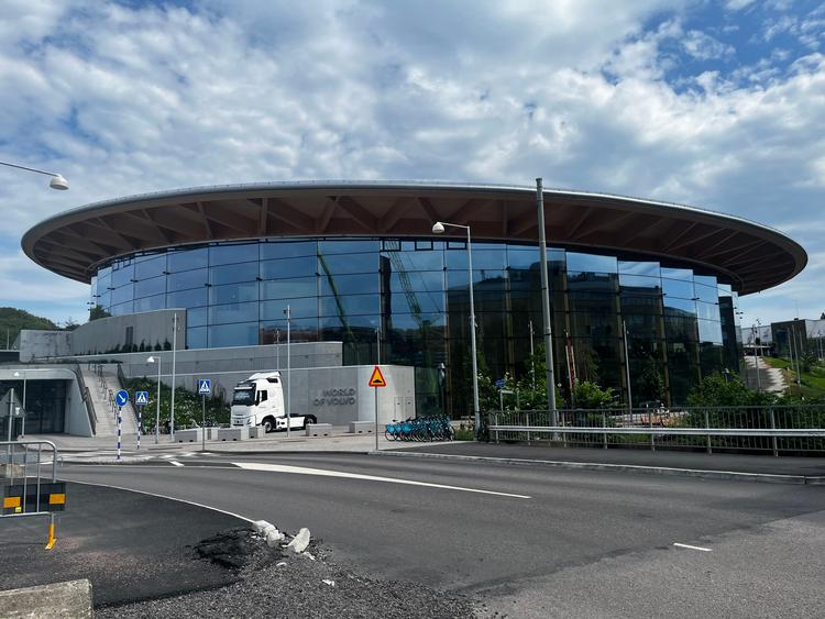 World of Volvo åbnede i april 2024. Den store nye bygning er designet af det danske arkitektfirma Henning Larsen. Foto: Kasper Beck