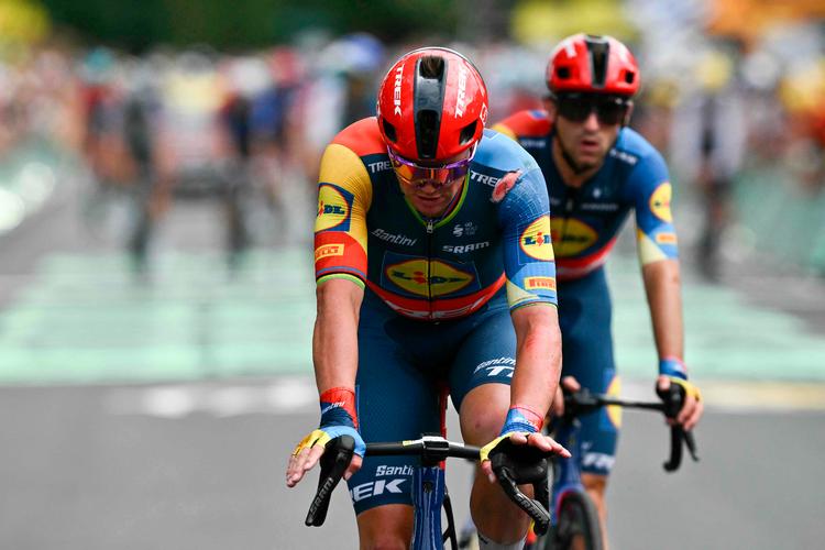 Mads Pedersen trillede forslået over målstregen på onsdagens etape efter sit styrt. Der var tvivl om graden af hans skader, og om han var i stand til at fortsætte i Tour de France.  Foto: Marco Bertorello/Ritzau Scanpix