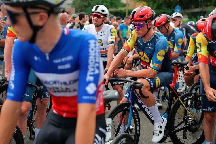 Mads Pedersen ses her ved starten på 3. etape. Den danske sprinter er et godt bud på etapesejr, men de kommende dage vil vise, hvor mærket han er af sit styrt.  Foto: Thomas Samson/Ritzau Scanpix