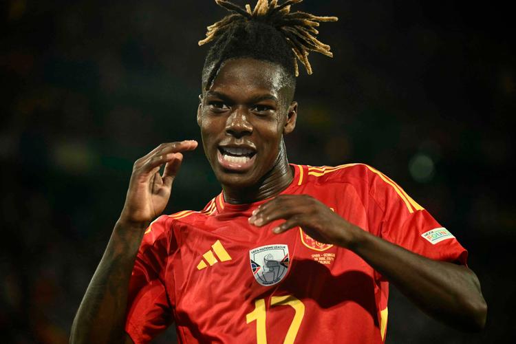 Nico Williams er dribleglad og stærk på dødbolde. I ottendedelsfinalen var han med til at orkestrere det spanske comeback mod Georgien, da han først lagde op til det udlignende mål og siden bragte sit hold foran efter  et   sololøb.  Foto: Angelos Tzortzinis/Ritzau Scanpix