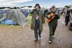 Normalt står Andreas Odbjerg og guitaristen Daniel Scheffmann på landets største scener. På årets Roskilde Festival, stod de i smatten på camp P. Foto: Thomas Borberg