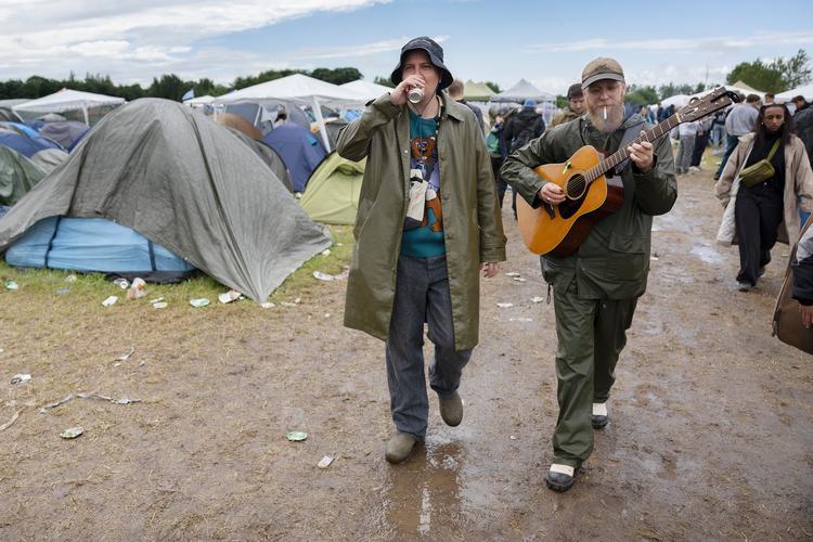 Normalt står Andreas Odbjerg og guitaristen Daniel Scheffmann på landets største scener. På årets Roskilde Festival, stod de i smatten på camp P. Foto: Thomas Borberg