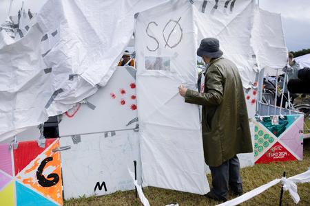 Andreas Odbjerg træder ind på scenen i en camp, der er bygget som en hyldest til natklubben Søpavillonen i København  Foto: Thomas Borberg