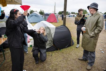 Fødselaren i Camp Sekretariatet drak cider i en ølbong. Andreas Odbjerg takkede pænt nej. Og så sang han et nummer. Foto: Thomas Borberg