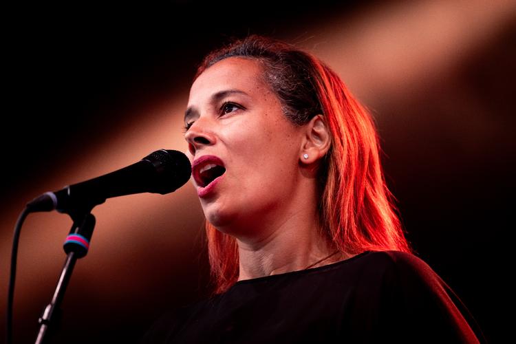 Rhiannon Giddens spiller banjo som en engel, men hun synger også med en fuldtonet sopran. Foto: Frederik Bruun Kynde