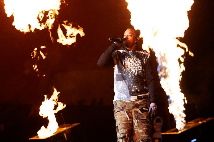 Publikum have stået imod skybrud og kulde. De var kommet for at feste med 21 Savage. Men han lignede ikke en, der var kommet for at feste med dem. Foto: Thomas Borberg