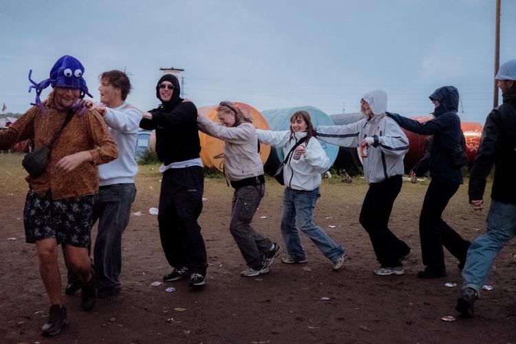 Alt kan ske på Roskilde Festival, hvor festerne varer til den lyse morgen. Foto: Frederik Bruun Kynde
